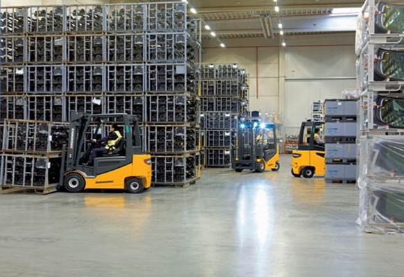 forklifts-in-warehouse forklifts in warehouse